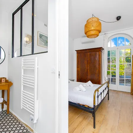 Garavan, Paradis Face A La 別荘