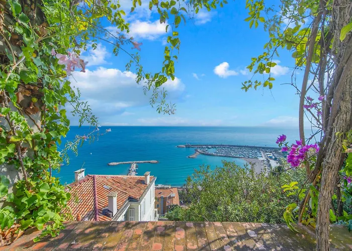 Tatil Evi Garavan, Paradis Face A La *